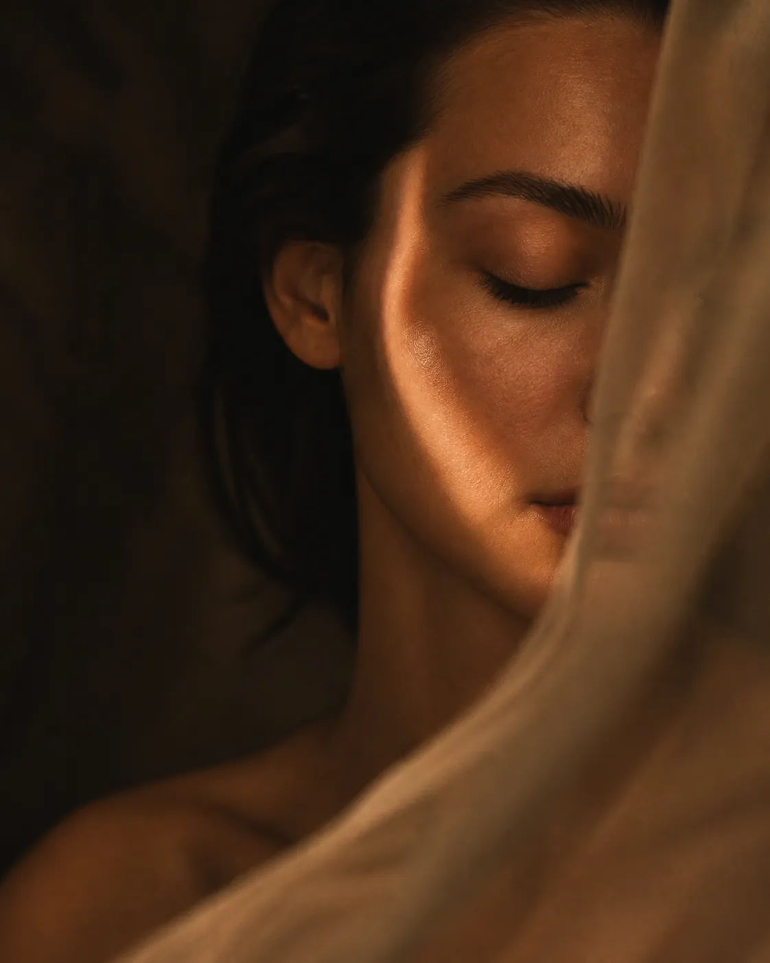 Atmosférický beauty portrét v mäkkom svetle